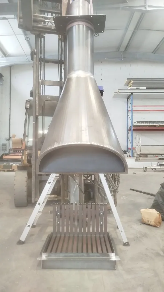 Hotte de Cheminée Suspendue Façonnée en Atelier