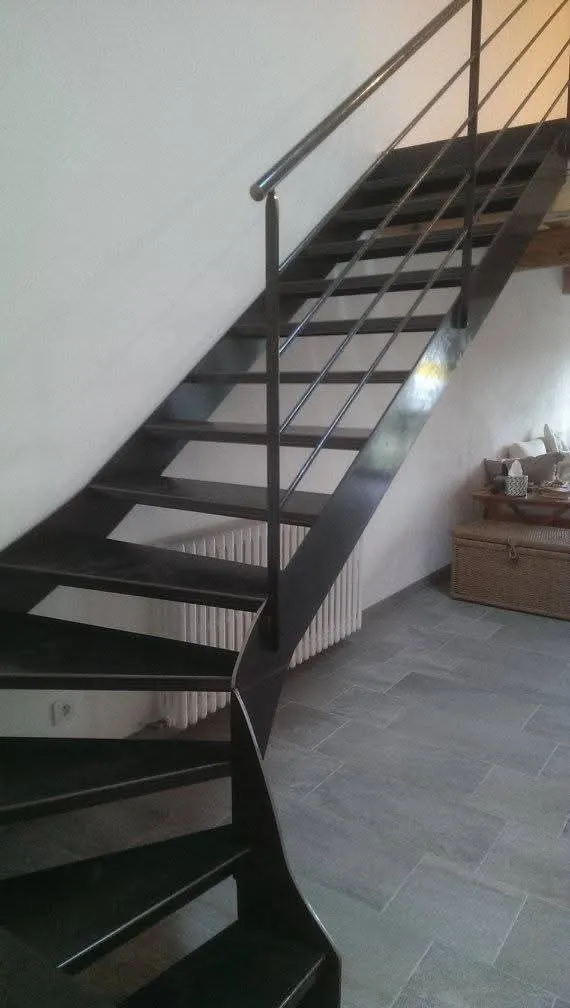 Escalier Quart-Tournant Double Limon Extérieur et Marches en Tôle Pliée