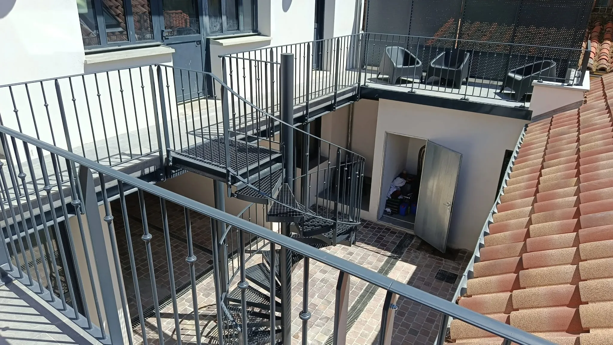 Passerelle métallique de distribution des logements