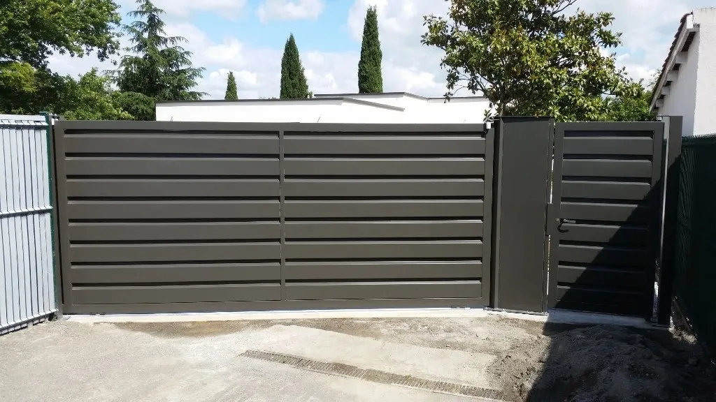 Portail Moderne Anthracite à Lames Horizontales avec Portillon