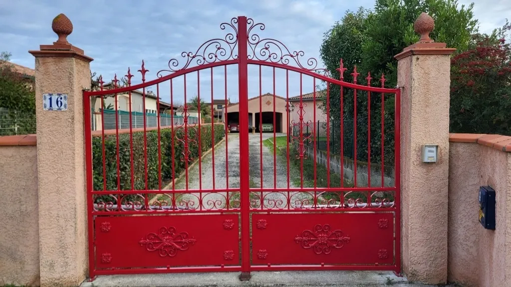 Portail Battant Rouge Ornemental